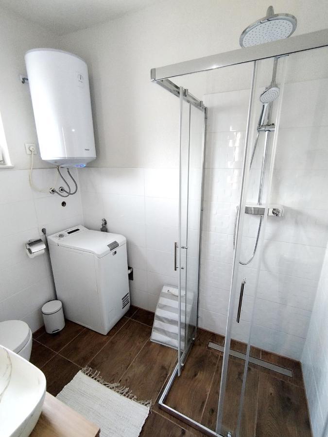 Iris Apartment Vir