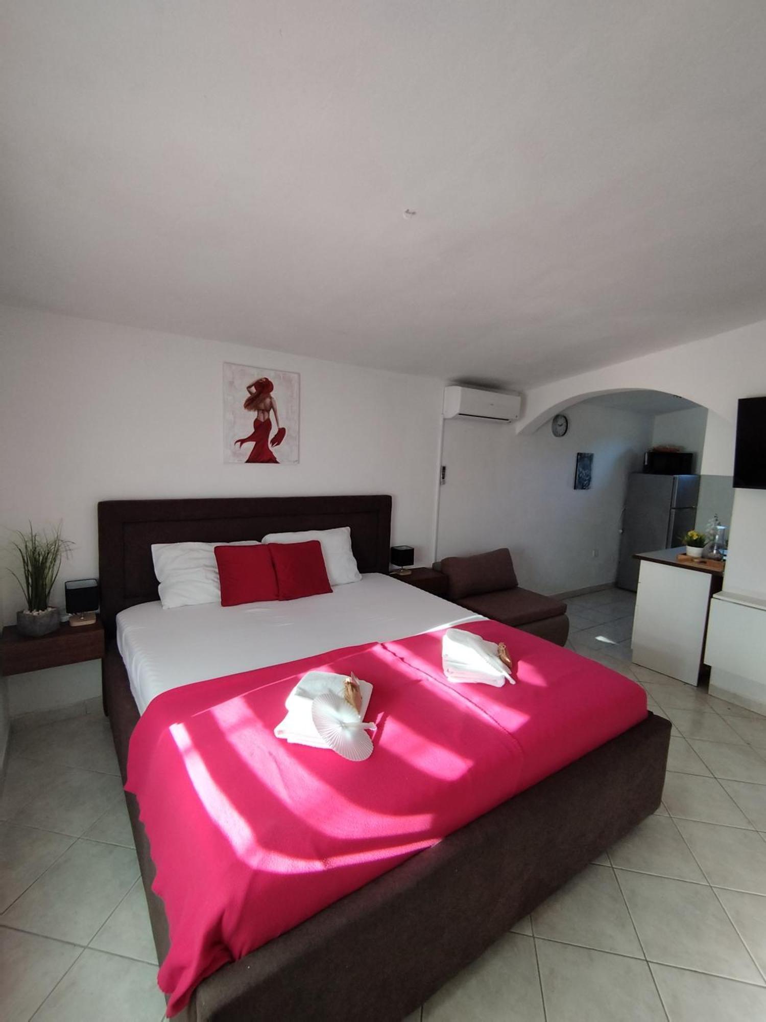 Iris Apartment Vir