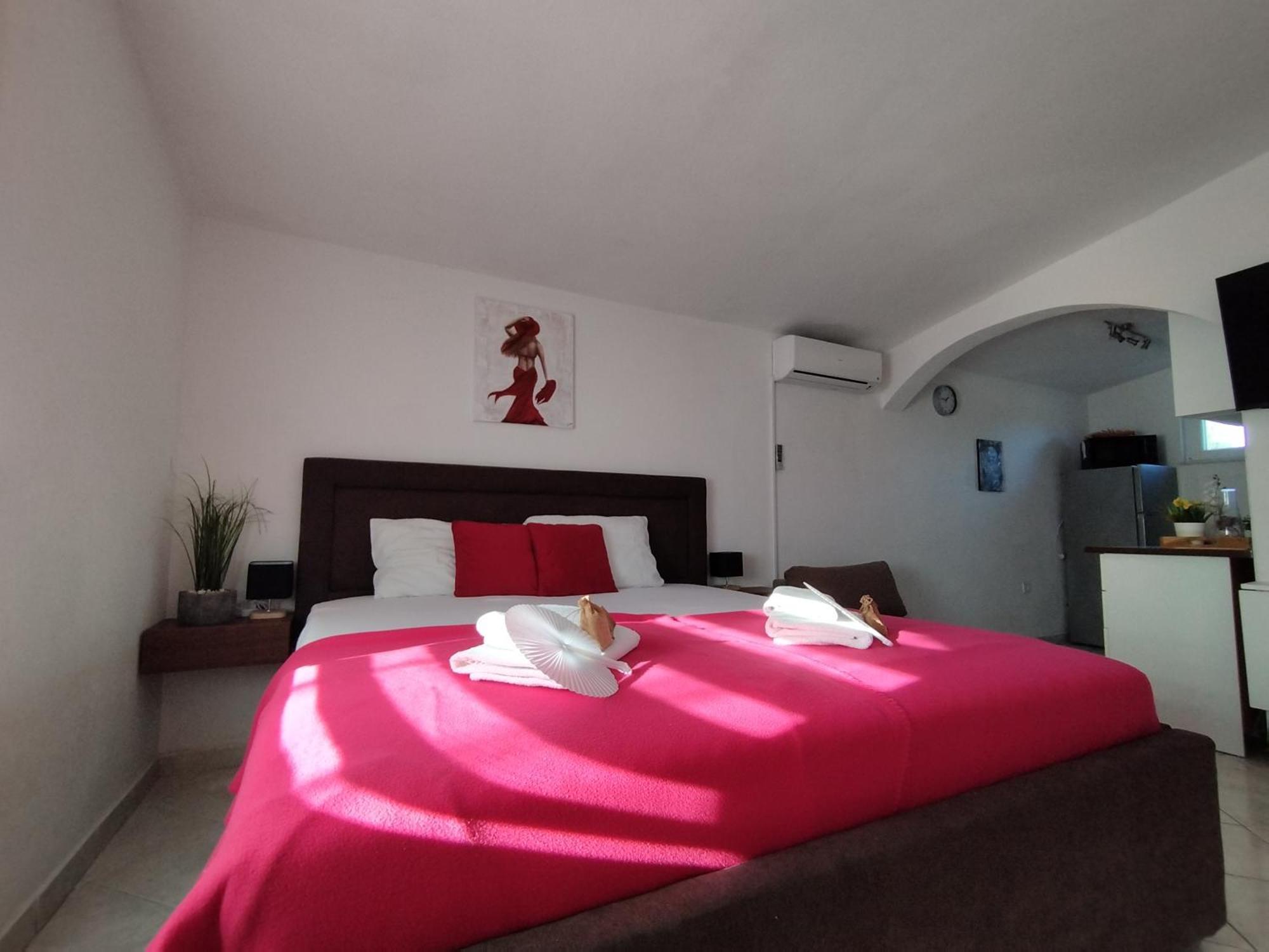 Iris Apartment Vir