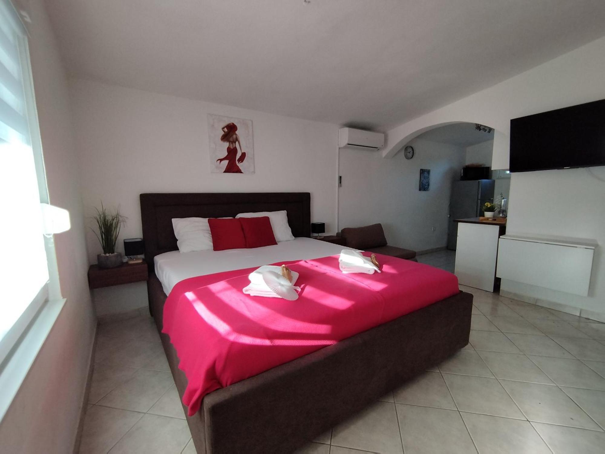 Iris Apartment *